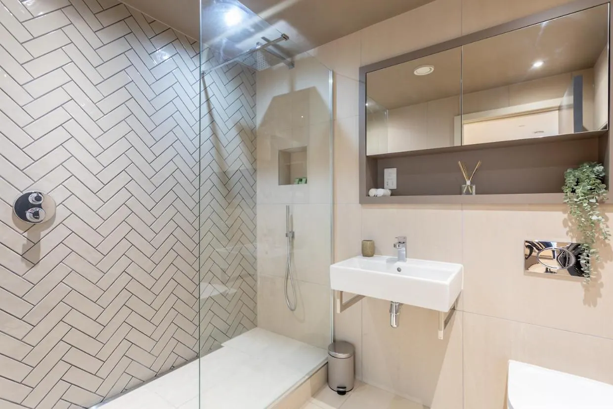 Luxury 2 Bedroom Apartment With Free Parking In The Heart Of York